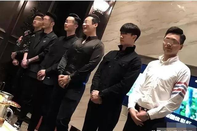 奢靡荒唐的白马会所性交易泛滥，让无数富婆挥金如土