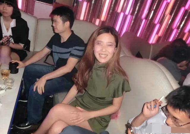 奢靡荒唐的白马会所性交易泛滥，让无数富婆挥金如土