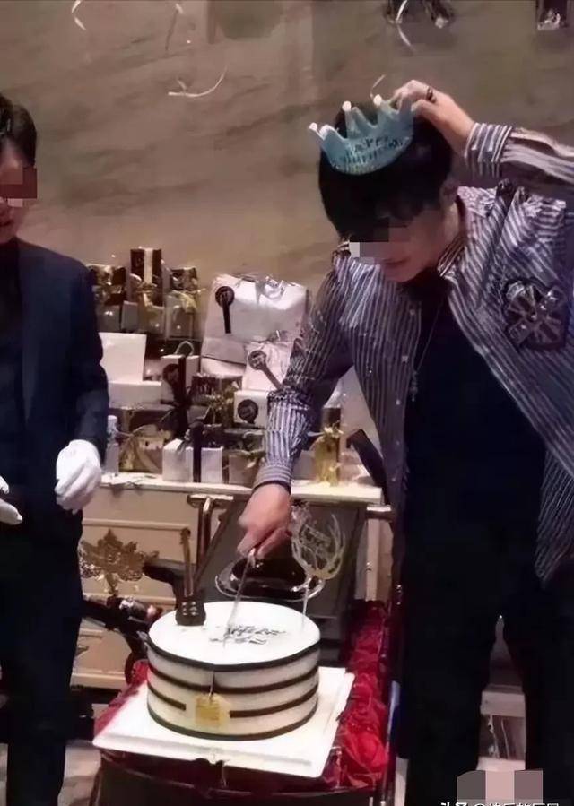奢靡荒唐的白马会所性交易泛滥，让无数富婆挥金如土