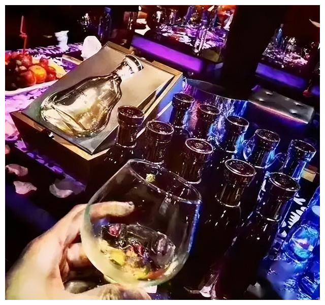 无数富婆流连忘返、挥金如土，性交易泛滥的白马会所，为何会覆灭