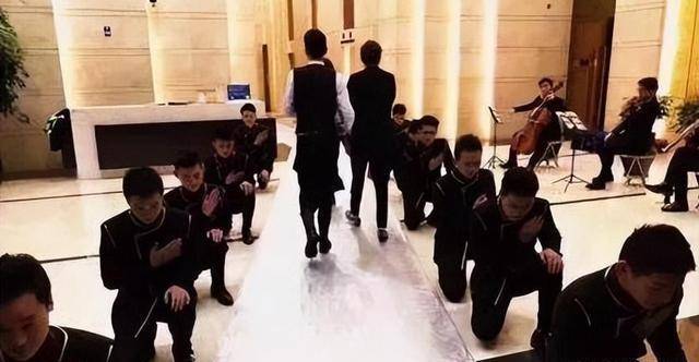 性交易猖獗，无数贵妇痴迷向往，荒淫无度的白马会所为何会覆灭？