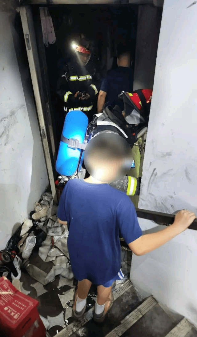 痛心！一公寓楼失火致1死2伤！高层着火如何逃生？