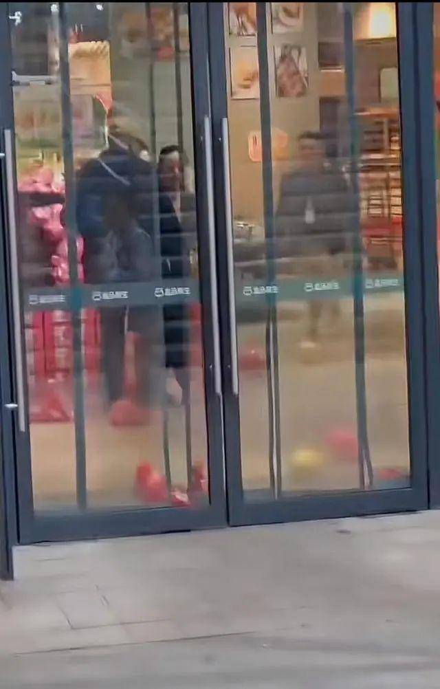 男孩在盒马门店摔倒无人扶，母亲砸店？盒马回应、律师解读