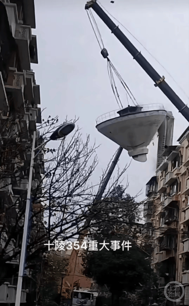 成都十陵拆除水塔时发生意外一人遇难，出事前一天有网友发视频示警