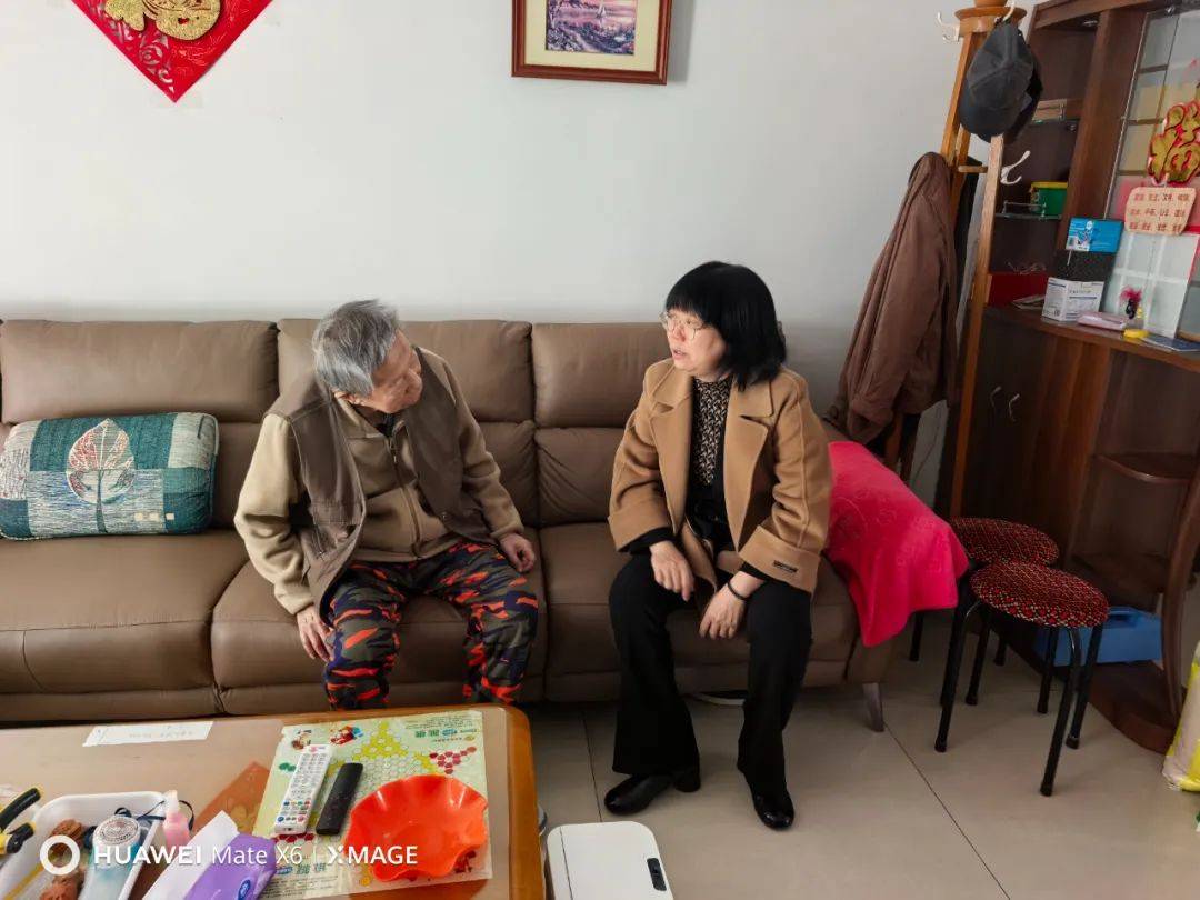 新春送温暖 慰问情更浓——秦皇岛市生态环境局开展走访慰问老干部活动