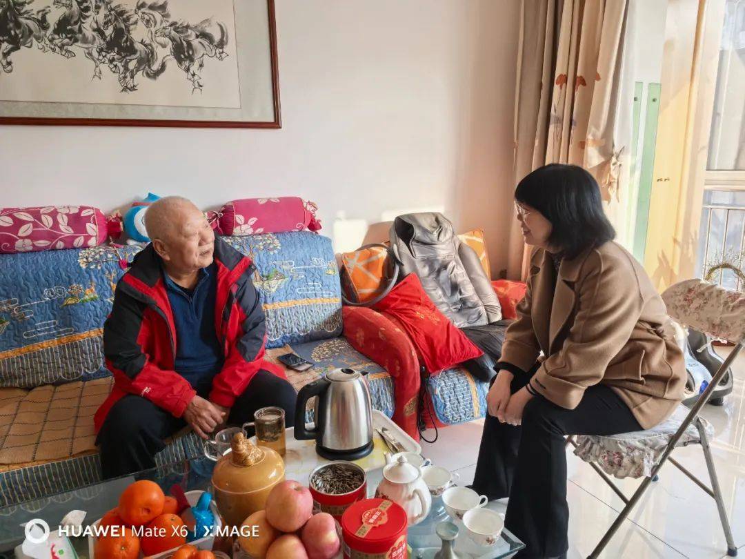 新春送温暖 慰问情更浓——秦皇岛市生态环境局开展走访慰问老干部活动