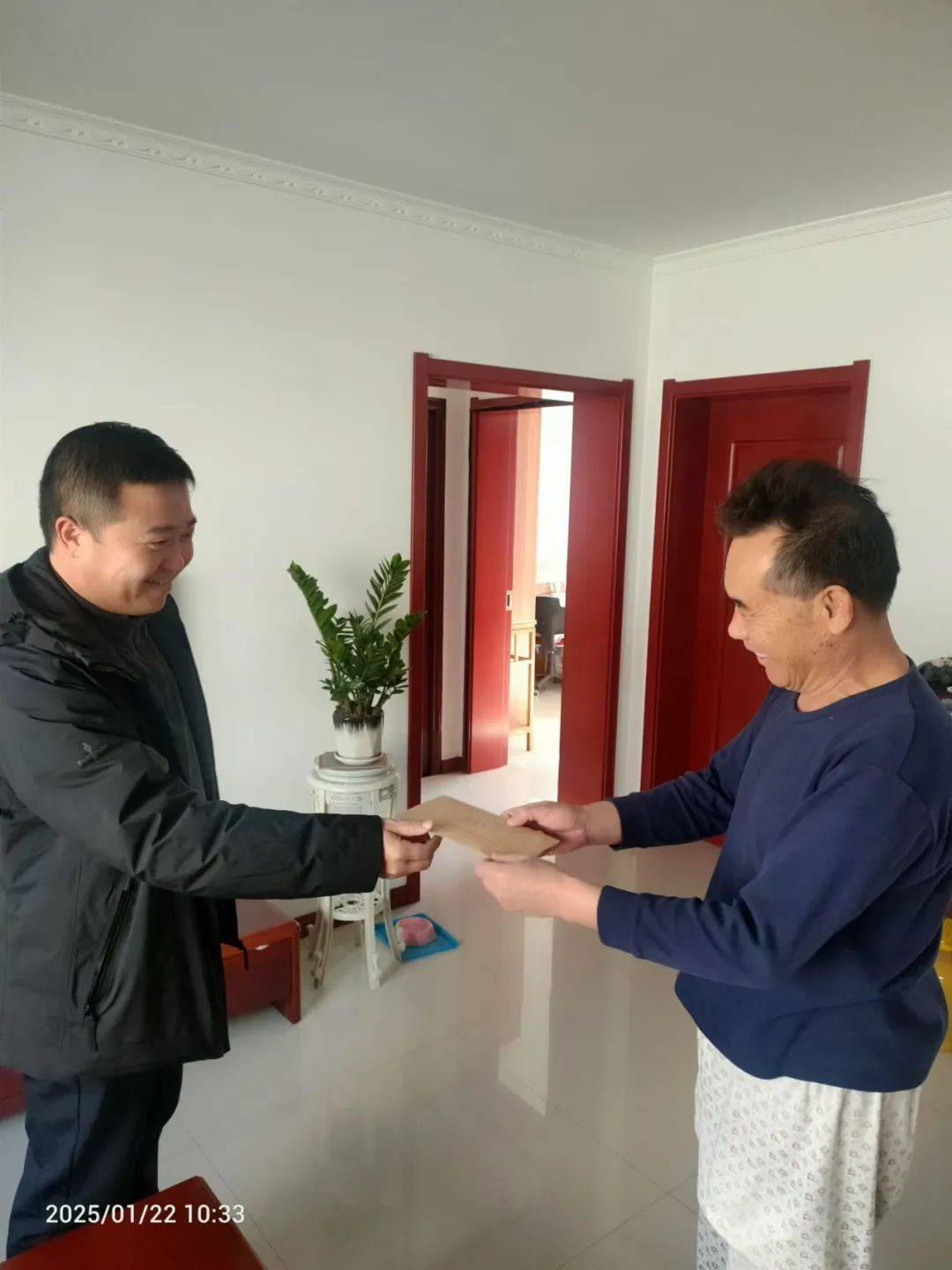 新春送温暖 慰问情更浓——秦皇岛市生态环境局开展走访慰问老干部活动