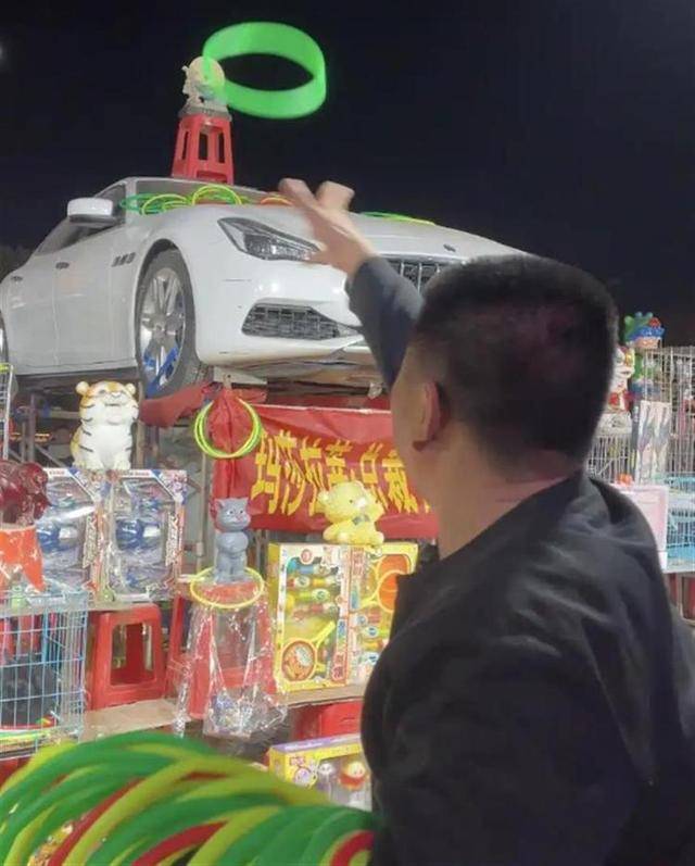 “套圈套中玛莎拉蒂”被质疑摆拍，摊主自称与该顾客相识，官方：正在调查