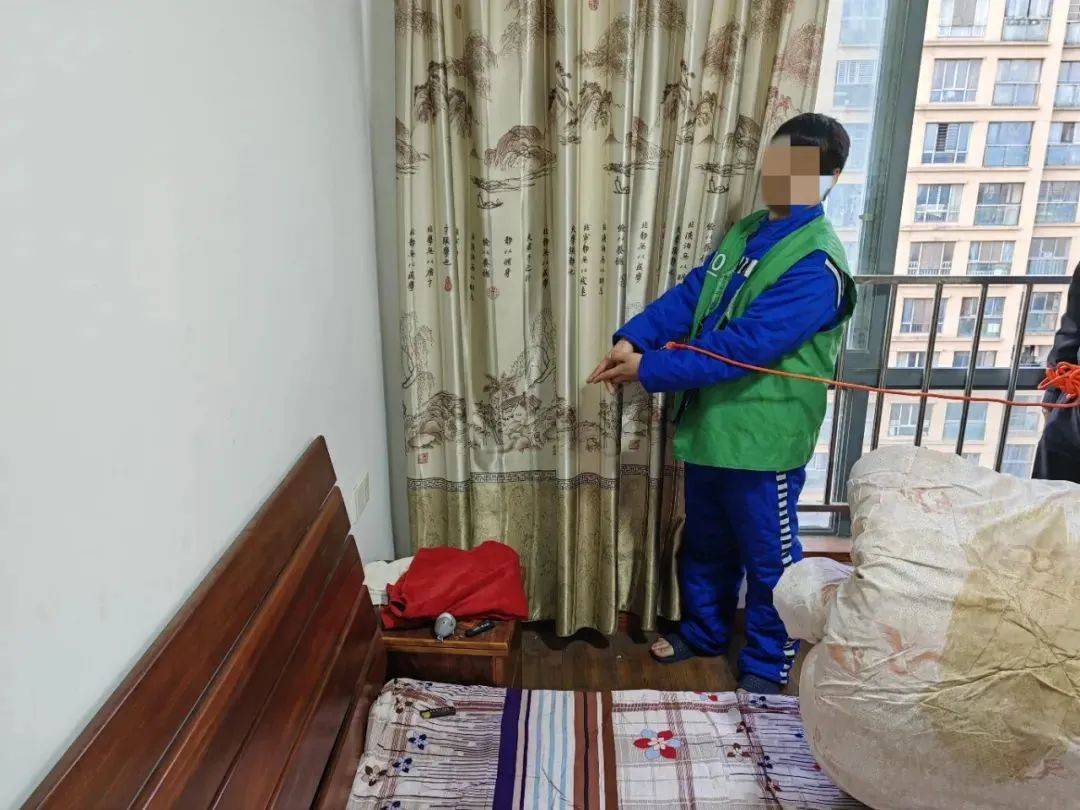 男子用牙签抠走前女友存钱罐3000元，被刑拘