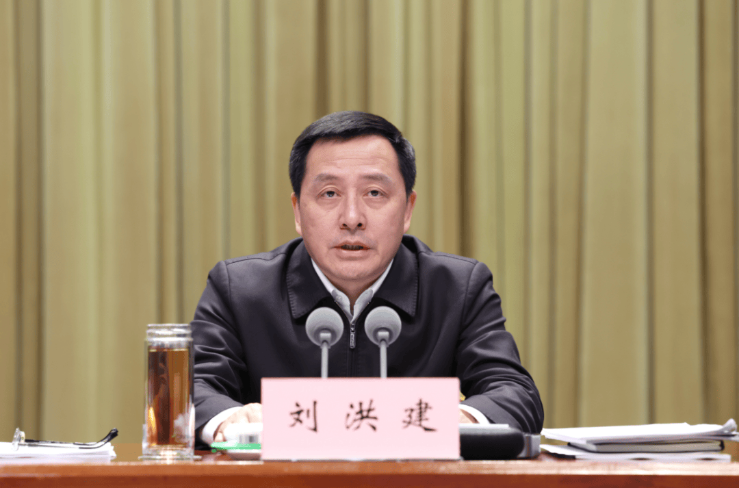 昆明：反腐败斗争的形势仍然严峻复杂，每一名领导干部都要从身边的违纪违法案例中汲取深刻教训，真正受触动、受警醒