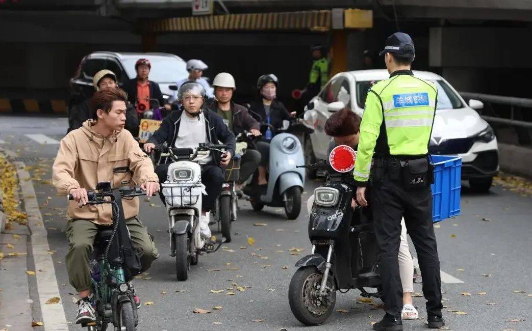今日广州“电鸡”查车现场直击，1小时扣10多辆！