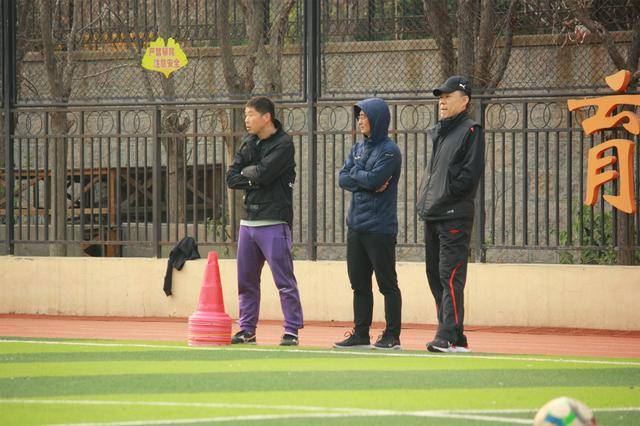 青岛校园足球交流赛：以球会友，共促成长