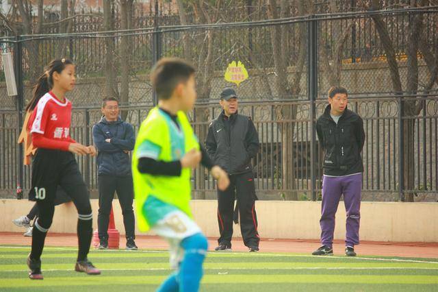 青岛校园足球交流赛：以球会友，共促成长