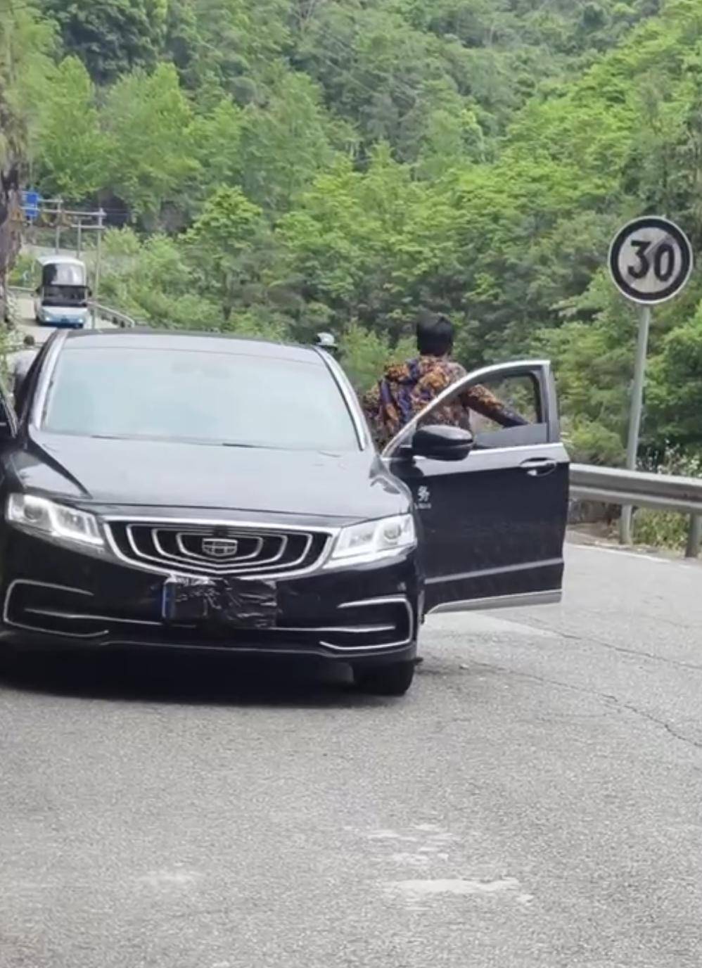 网友称风景区内“公务车”遮挡前后牌；永嘉交警：已关注，正核实